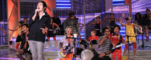 V�deo: Banda Restart faz surpresa para vers�o mirim do grupo